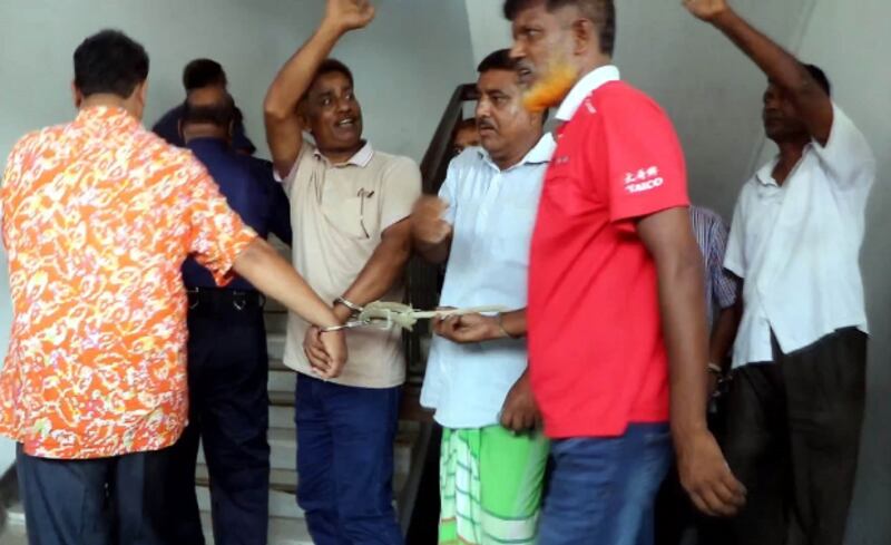 ১৯৯৪ সালে শেখ হাসিনাকে বহনকারী ট্রেনে হামলা ও গুলিবর্ষণের মামলার রায় ঘোষণার পর পাবনার আদালত থেকে আসামিদের কারাগারে নেওয়া হয়। ৩ জুলাই ২০১৯।