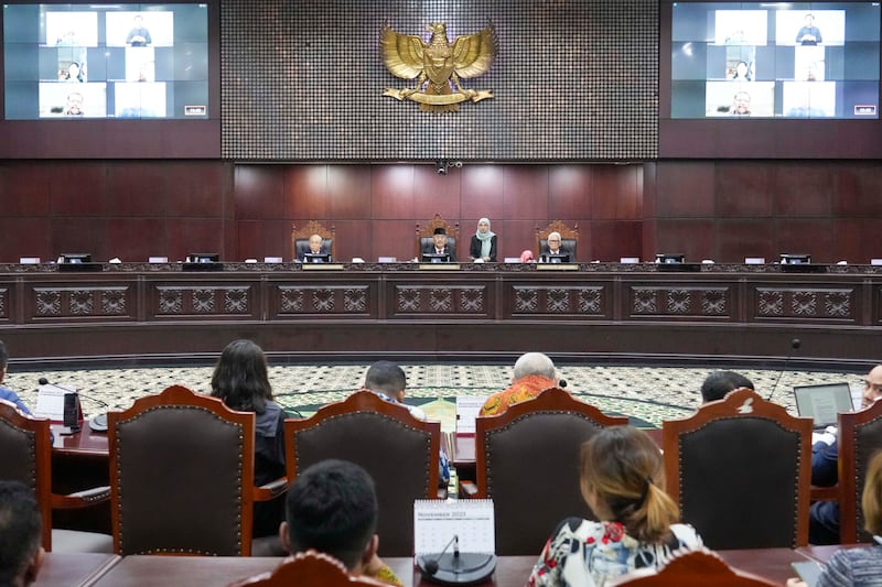 Ketua Dewan Kehormatan Mahkamah Konstitusi Jimly Asshiddiqie (tengah) menyampaikan putusannya atas pemeriksaan dugaan pelanggaran etik yang dilakukan Ketua Hakim Anwar Usman, di Jakarta, 7 November 2023. [AP Photo/Tatan Syuflana]