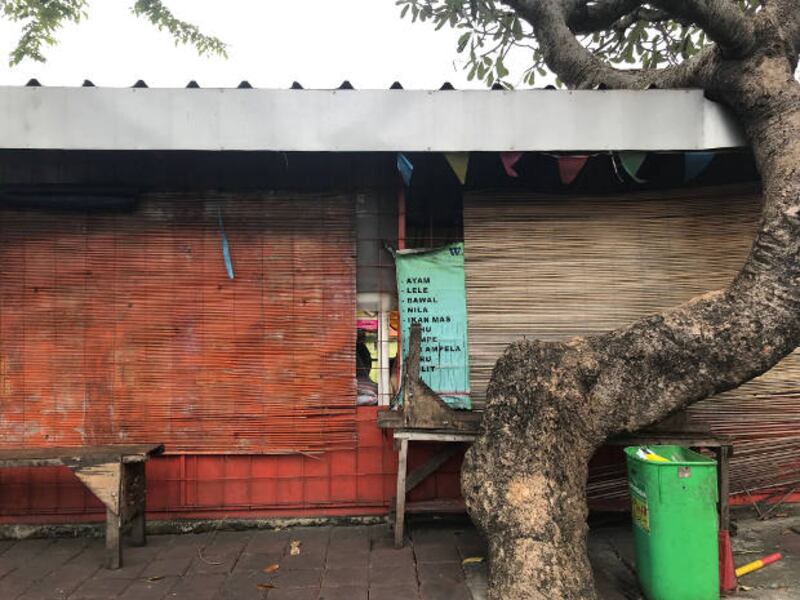 Beberapa lapak yang biasanya ramai pada saat buka puasa, dalam bulan Ramadan kali ini tampak tutup karena pedagangnya memilih pulang kampung di tengah pemberlakuan Pembatasan Sosial Berskala Besar (PSBB) di Jakarta, 24 April 2020. [Ronna Nirmala/BenarNews]