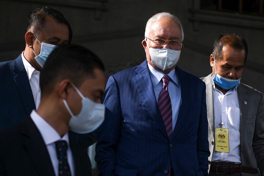 Bekas Perdana Menteri Najib Razak semasa memasuki kompleks mahkamah bagi perbicaraan kes 1Malaysia Development Berhad, di Kuala Lumpur, 19 Mei 2020.