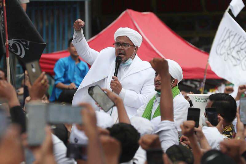 Dalam foto tertanggal 10 Nopember 2020 ini, Muhammad Rizieq Shihab, pimpinan Front Pembela Islam, kelompok yang secara resmi dibubarkan pemerintah pada 30 Desember 2020 berbicara kepada para pendukungnya, setibanya di Jakarta setelah “mengasingkan diri” di Arab Saudi selama lebih dari tiga tahun. [AP]