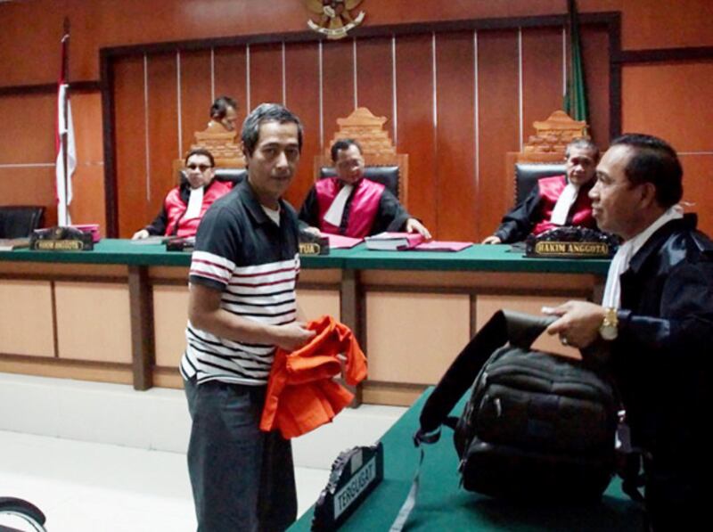 Defendant Heru Kurnia faces a terrorism trial in a West Jakarta courtroom, March 13, 2018. [Arie Firdaus/BenarNews]