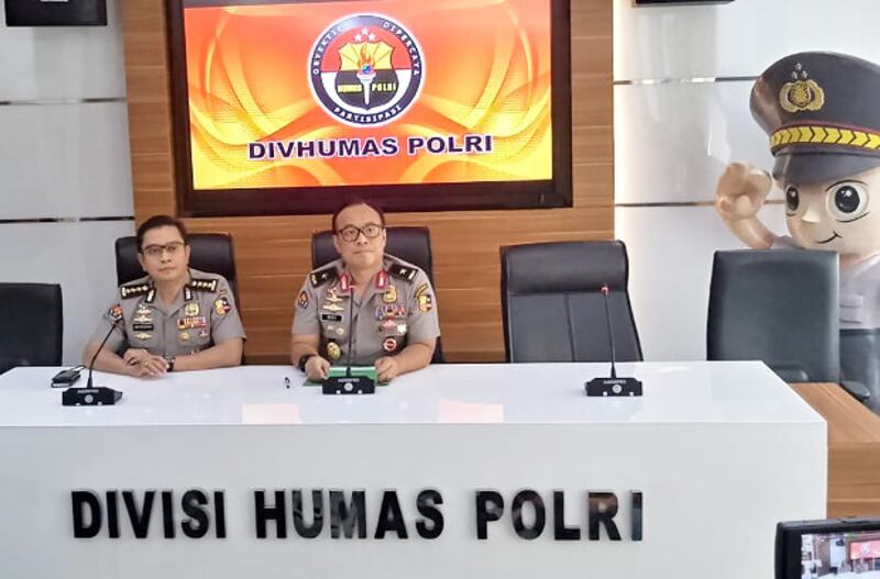 Kepala Biro Penerangan Masyarakat Divisi Humas Mabes Polri, Brigjen Pol Dedi Prasetyo (kanan) didampingi Kabag Penum Divhumas Polri Kombes Pol Asep Adi Saputra saat memberikan keterangan pers di Jakarta, 6 Mei 2019. (Rina Chadijah/BeritaBenar)