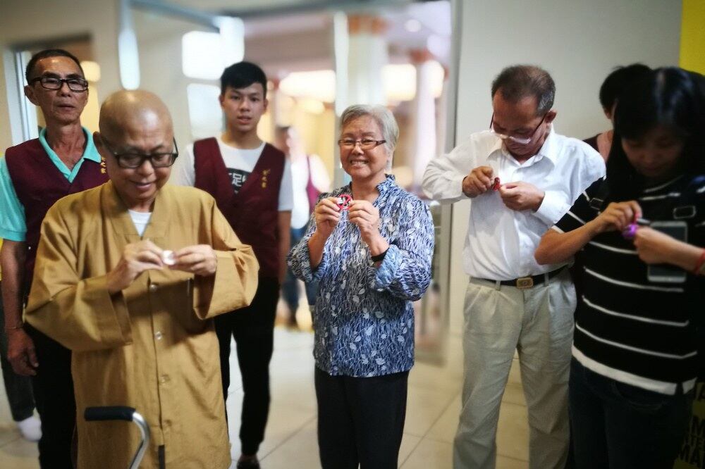Pengunjung dan ahli keluarga tertuduh memakai lencana Anti Hukuman Mati sebagai tanda menentang hukuman mati di Malaysia semasa berlangsungnya sambutan Hari Anti Hukuman Mati Sedunia di Kuala Lumpur, 10 Oktober 2016.