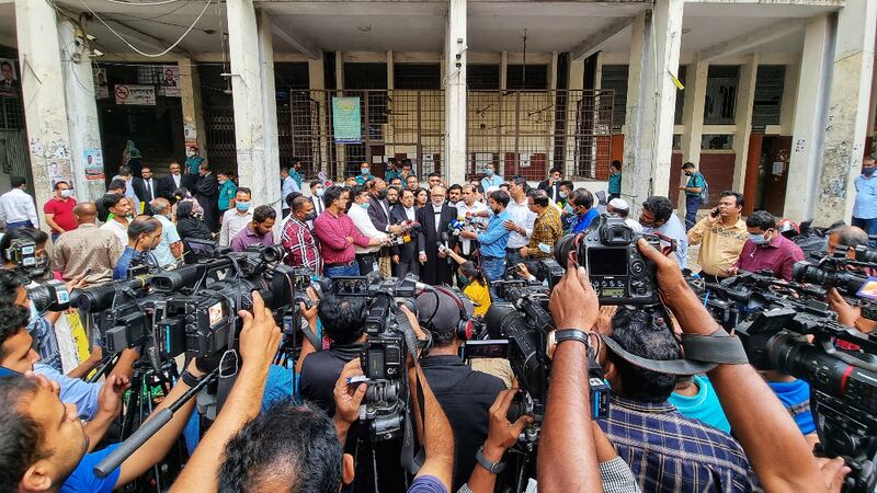 দুর্নীতির দায়ে সাবেক প্রধান বিচারপতি সুরেন্দ্র কুমার সিনহার কারাদণ্ডের আদেশ হওয়ার পর আদালত চত্বরে সাংবাদিকদের ব্রিফ করছেন দুর্নীতি দমন কমিশনের (দুদক) কৌসুলি মীর আহমেদ আলী সালাম। ৯ নভেম্বর ২০২১। [শরীফ খিয়াম/বেনারনিউজ]