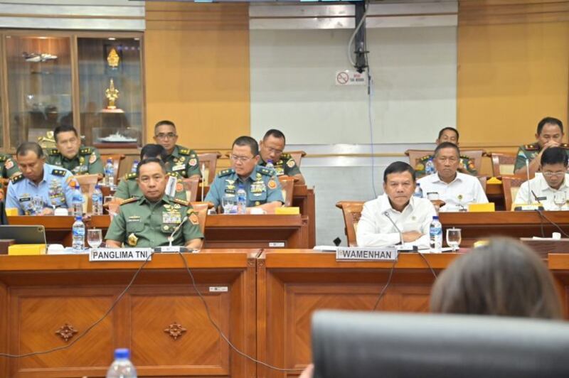 Wakil Menteri Pertahanan (Wamenhan) Muhammad Herindra (depan kanan) saat menghadiri rapat kerja dengan Komisi I DPR terkait hibah korvet tempur patroli Bucheon 773 dari Korea Selatan, di Gedung Nusantara II Paripurna, Kompleks DPR, di Jakarta, 6 Juni 2024. [Sumber: Biro Humas Setjen Kementerian Pertahanan]