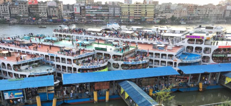 করোনাভাইরাস মহামারির কারণে এবার অনেকেই বাড়ি যাচ্ছেন না। ফলে ঢাকার সদরঘাট লঞ্চ টার্মিনালেও চিরাচরিত ভিড় নেই। ৩১ জুলাই ২০২০।