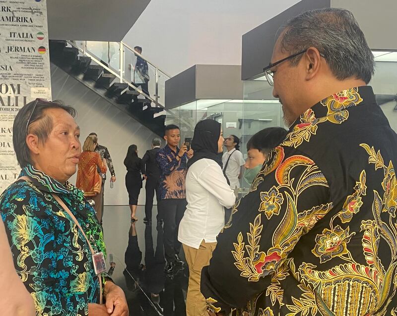 Chusnul Chotimah (kiri) penyintas bom Bali tahun 2002 berbincang dengan Nasir Abbas mantan tokoh Jemaah Islamiyahdi di Museum Penanggulangan Terorisme Adhi Pradana yang diresmikan BNPT, di Sentul, Bogor, Jawa Barat, 16 Juli 2024. [Kusumasari Ayuningtyas/BenarNews]