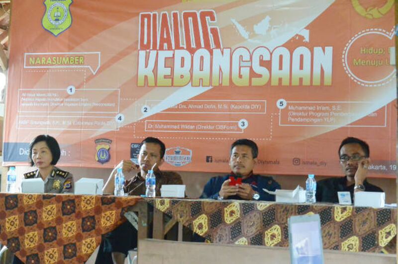 From left: AKBP Sinungwati, a representative of the Yogyakarta Provincial Police, Muhammad Wildan of Sunan Kalijaga University, Ali Fauzi Manzi from the Lingkar Perdamaian Foundation, and In'am Amin join a national dialogue on countering terrorism in Yogyakarta, December 2017. [Kusumasari Ayuningtyas/BenarNews]