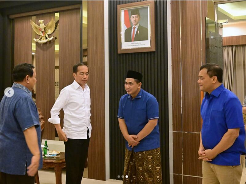 Dari kiri: Presiden Prabowo Subianto, Joko Widodo, calon wakil gubernur Jawa Tengah Taj Yasin Maimoen dan calon gubernur Jawa Tengah Ahmad Luthfi di Solo, 3 November 2024. [via Instagram @luthfiyasinofficial]