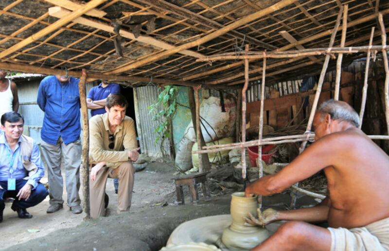 Earl R. Miller, the U.S. ambassador to Bangladesh, watches a Bangladeshi man make clay pots during a visit to Cox's Bazar district, Sept. 15, 2019. [Courtesy of U.S. Embassy in Dhaka]