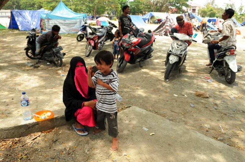 Seorang perempuan bersama anaknya di posko pengungsian Masjid Agung Darussalam, Palu, Sulawesi Tengah, 16 Oktober 2018. (Keisyah Aprilia/BeritaBenar) 