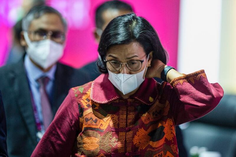 Menteri Keuangan Indonesia Sri Mulyani Indrawati meninggalkan ruangan usai penutupan rapat menteri-menteri keuangan dan gubernur-gubernur bank sentral G20 di Jakarta, 18 Februari 2022. [AFP]