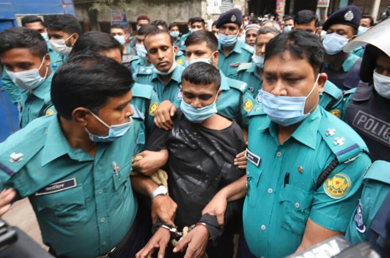 বিশ্ববিদ্যালয় শিক্ষার্থীকে ধর্ষণ মামলার রায়ের আগে আসামি মজনুকে ঢাকার আদালতে হাজির করে পুলিশ। ১৯ নভেম্বর ২০২০। 