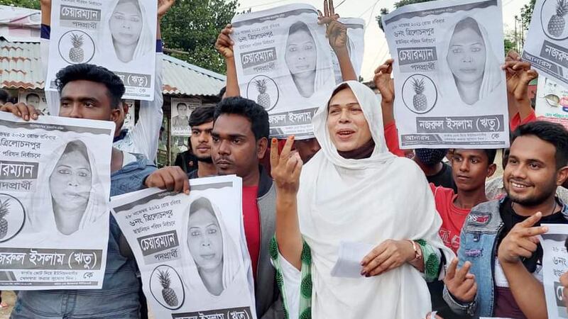 নির্বাচনী প্রচারণায় তৃতীয় লিঙ্গের প্রার্থী নজরুল ইসলাম ঋতু। [বেনারনিউজ]