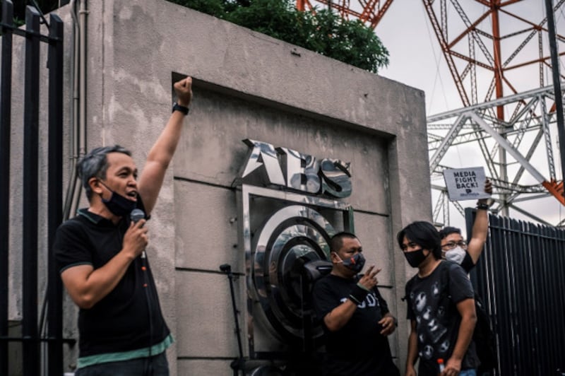 ABS-CBN employees and others rally outside the network's headquarters in Quezon City, Philippines, to protest a decision by Congress to cancel the broadcaster's license, July 10, 2020. [Luis Liwanag/BenarNews]