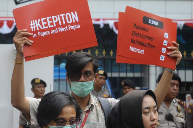 Aktivis mengadakan unjuk rasa menentang diskriminasi dan pemblokiran internet di Papua, di depan kantor Kementerian Komunikasi dan Informatika, Jakarta, 23 Agustus 2019.