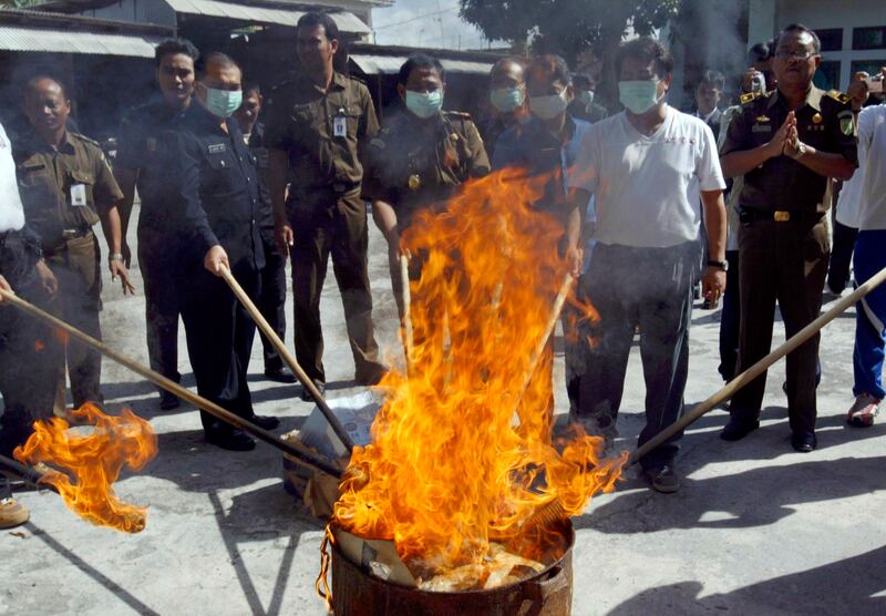 Petugas membakar 6,1 kilogram heroin yang diselundupkan anggota "Bali Nine" ke Bali, 15 Juni 2007. [Murdani Usman/Reuters]