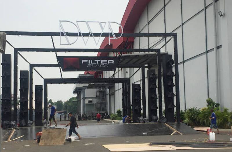 Sejumlah pekerja mempersiapkan arena DWP di JIExpo Kemayoran, Jakarta Pusat, 14 Desember 2017. (Nisita Kirana Pratiwi/BeritaBenar)