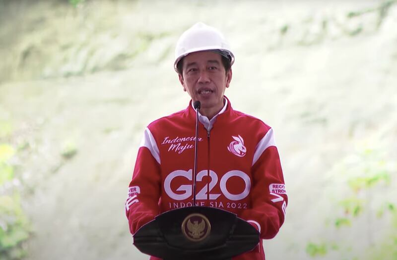 Presiden Joko “Jokowi” Widodo berpidato saat peresmian dua Pembangkit Listrik Tenaga Air (PLTA) Poso dan Malea yang dilakukan di PLTA Poso, Desa Sulewana, Kecamatan Pamona Utara, Poso, Sulawesi Tengah, pada 25 Februari 2022. [Foto: Sekretariat Kabinet]