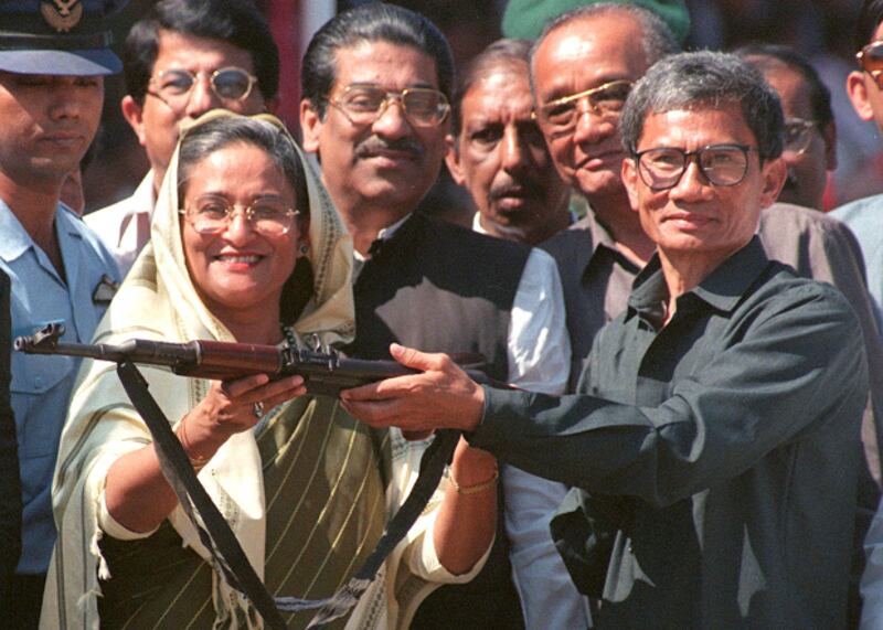 খাগড়াছড়িতে অস্ত্র সমর্পণ অনুষ্ঠানে জনসংহতি সমিতির সভাপতি জ্যোতিরিন্দ্র বোধিপ্রিয় লারমা (সন্তু লারমা) তৎকালীন প্রধানমন্ত্রী শেখ হাসিনার কাছে অস্ত্র সমর্পণ করছেন।