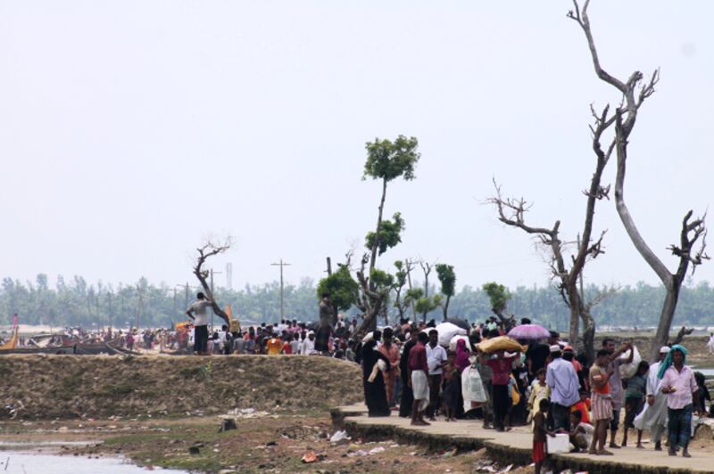 সাগর পাড়ি দিয়ে শাহ পরীর দ্বীপে প্রবেশ করা রোহিঙ্গারা জড়ো হচ্ছেন টেকনাফের সাবরাং বাজারে। এখান থেকে তাঁরা যাবেন টেকনাফ ও উখিয়ার বিভিন্ন আশ্রয় কেন্দ্রে। ১৬ সেপ্টেম্বর ২০১৭।