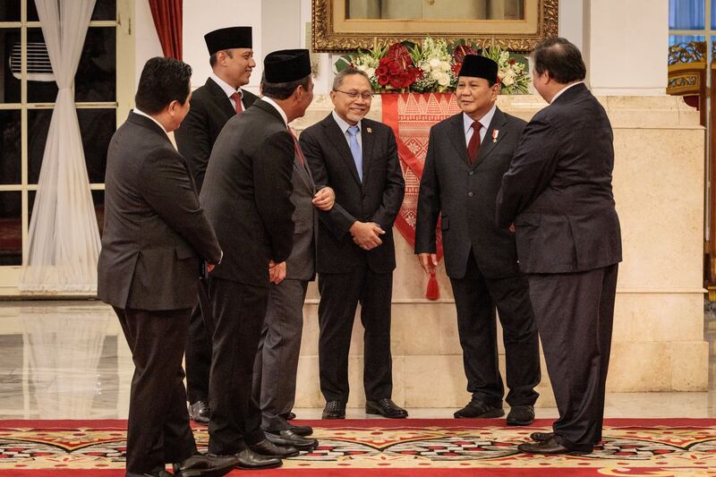 Menteri Pertahanan dan presiden terpilih Prabowo Subianto (kedua dari kanan) menunggu bersama menteri lainnya untuk pelantikan keponakannya Thomas Djiwandono sebagai Wakil Menteri Keuangan di Istana Kepresidenan di Jakarta pada 18 Juli 2024. [Yasuyoshi Chiba/AFP]