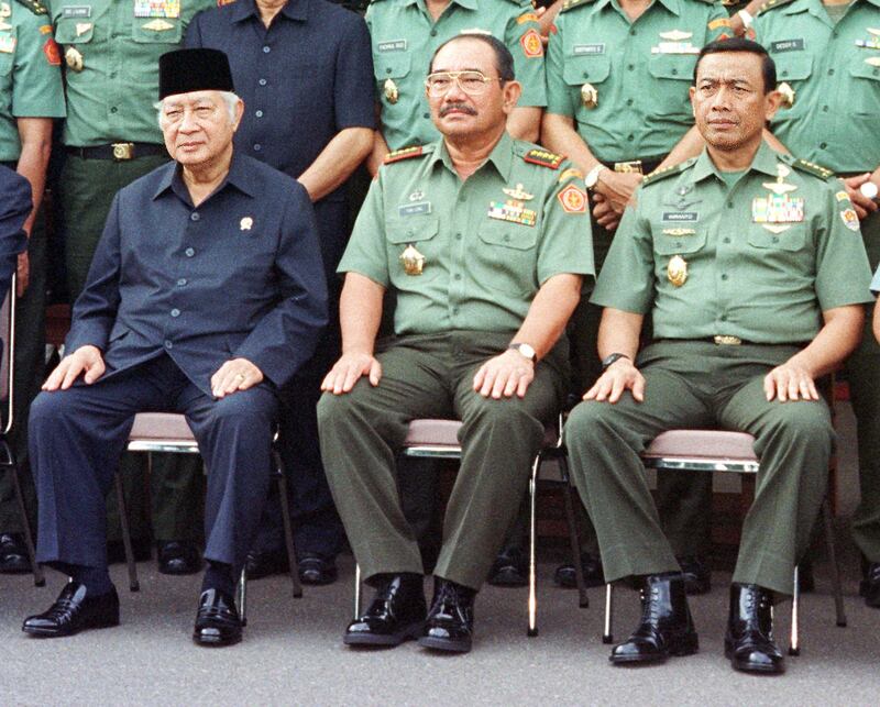 Presiden Indonesia saat itu, Soeharto (kiri) bersama panglima militer Jenderal Feisal Tanjung (tengah) dan Jenderal Wiranto di kantor Bina Graha di Jakarta, 12 Februari 1998. [Agus Lolong/AFP]