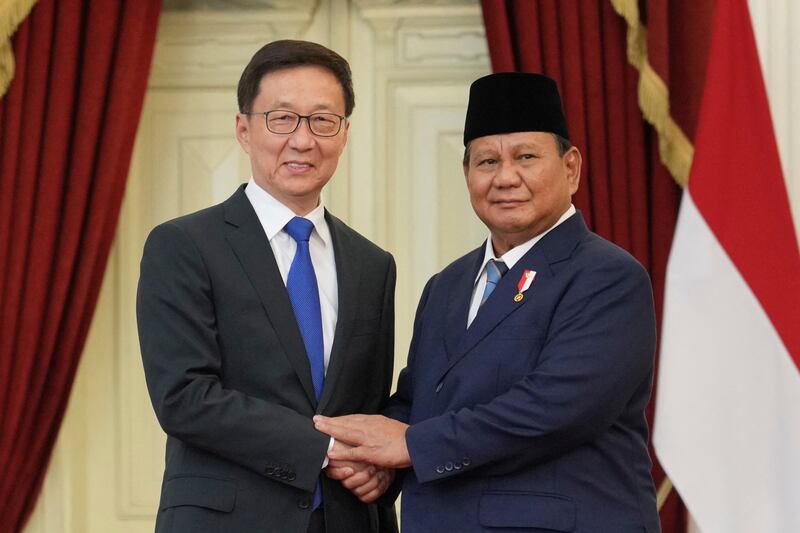 Presiden Indonesia yang baru dilantik, Prabowo Subianto (kanan) menyambut Wakil Presiden Tiongkok, Han Zheng, di Istana Merdeka, Jakarta, sehari sebelum kapal Indonesia mengusir Kapal Penjaga Pantai Tiongkok keluar dari zona ekonomi eksklusif Indonesia di Laut Natuna Utara, 20 Oktober 2024. [Achmad Ibrahim/AFP]