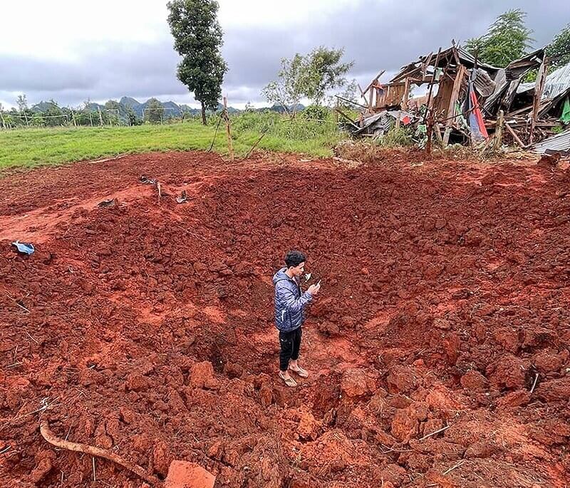 Seorang pria berdiri di wilayah yang baru dibom di sebuah kamp pengungsi setelah serangan udara junta dekat kota Pekon di negara bagian Shan selatan Myanmar, 6 September 2024. [AFP]