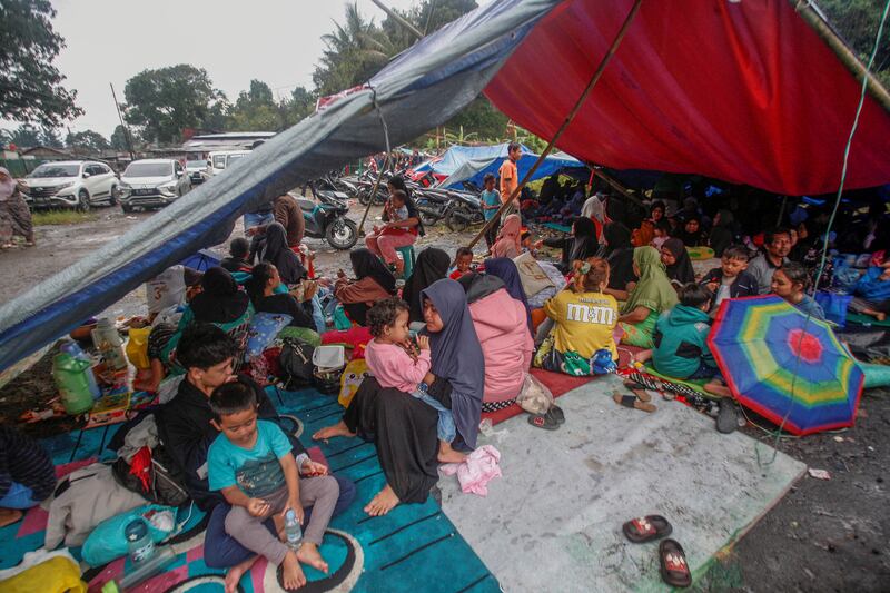 Warga mengungsi di sebuah tenda darurat pascagempa bumi di Cianjur, Jawa Barat, 22 November 2022. [Antara Foto/Yulius Satria Wijaya/via Reuters]