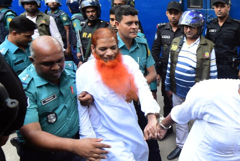 রায়ের আগে হলি আর্টিজান মামলার আসামি মিজানুর রহমান ওরফে বড় মিজানকে আদালতে হাজির করে পুলিশ। অপরাধে সংশ্লিষ্টতা প্রমাণিত না হওয়ায় তাঁকে খালাস দিয়েছে আদালত। ২৭ নভেম্বর ২০১৯।