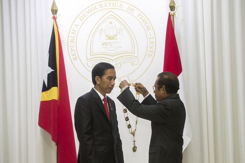 Presiden Indonesia Joko Widodo mendapatkan tanda kehormatan ‘the Grand Collar of the Order of Timor Leste' dari Presiden Timor Leste Taur Matan Ruak, di Dili, 26 Januari 2016 [Antara via Reuters]