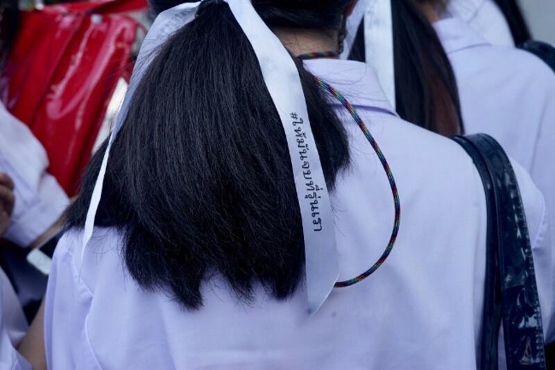 กลุ่มนักเรียน ผูกโบว์สีขาวเพื่อแสดงออกถึงความไม่เห็นด้วยกับรัฐบาล ประท้วงครั้งแรกเมื่อ 19 สิงหาคม 2563 หน้ากระทรวงศึกษาธิการ กรุงเทพฯ วันที่ 13 ตุลาคม 2563 (นนทรัฐ ไผ่เจริญ/เบนาร์นิวส์)