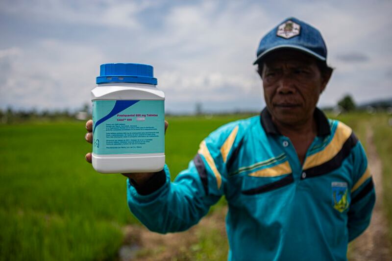 Penanggungjawab Peneliti Schistosomiasis Puskesmas Wuasa, Cerni Tolu, memperlihatkan tempat obat cacing praziquantel yang isinya sudah habis diberikan kepada warga, di Desa Wuasa, Kecamatan Lore Tengah, Kabupaten Poso, Sulawesi Tengah, 7 Maret 2023. [Keisyah Aprilia/BenarNews]
