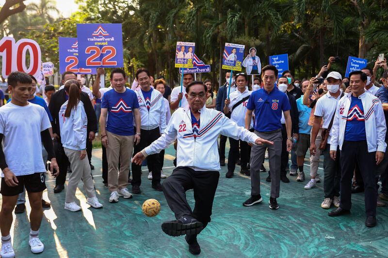 TH-prayuth-sepak-pic.JPG