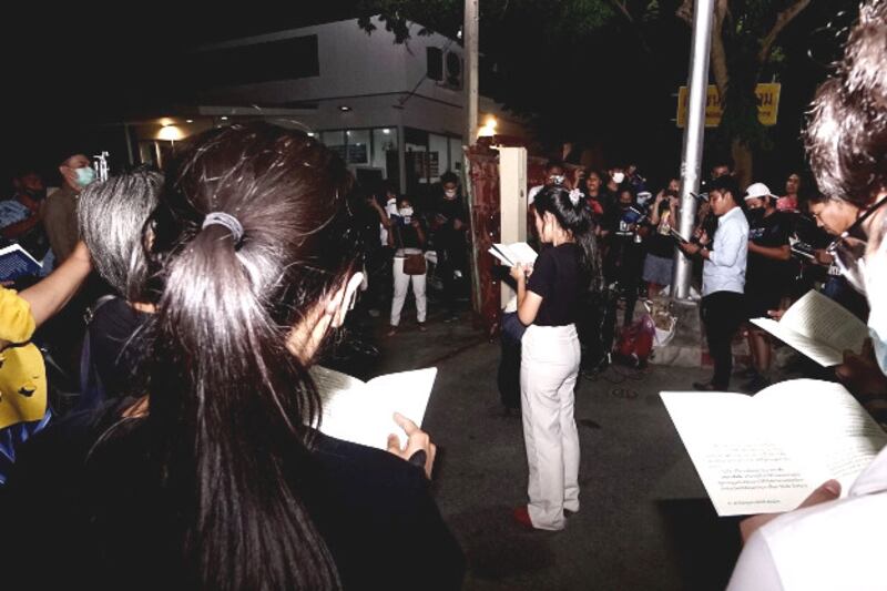Supporters read a speech by Arnon Nampa in front of Chanasongkram police station in Bangkok while waiting for his release on Aug. 19, 2020. (BenarNews)