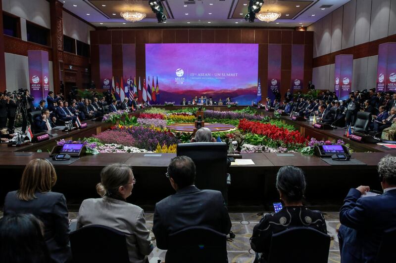Sejumlah wartawan tampak meliput pertemuan puncak ASEAN di Jakarta, 7 September 2023. [Adi Weda/Pool Photo via AP]