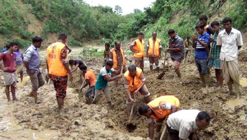পাহাড় ধসের দ্বিতীয় দিনে বান্দরবান শহরের আগাপাড়া এলাকায় মৃতদেহের সন্ধানে প্রশাসনের অভিযান। জুন ১৪, ২০১৭।