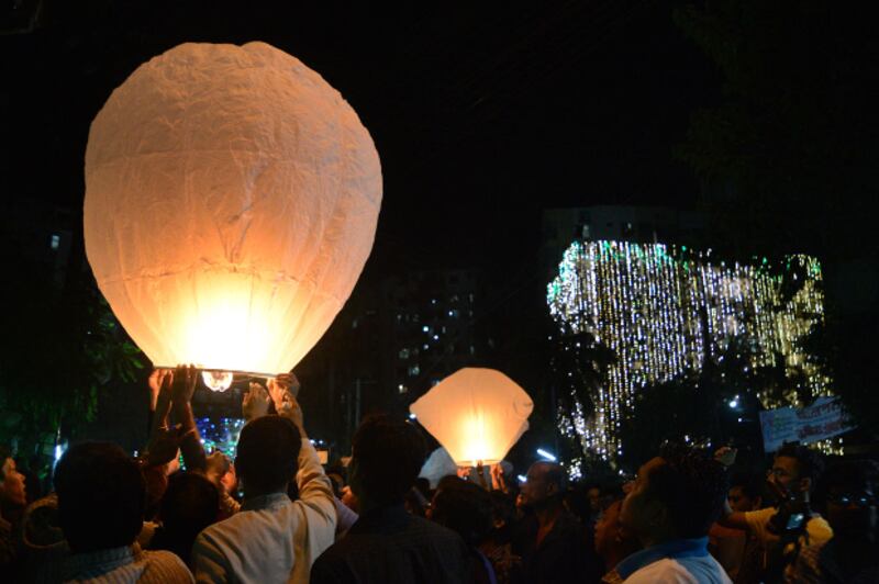 চট্টগ্রামে সামান্য কয়েকটি ফানুস উড়ায় কয়েকজন তরুণ-তরুণী। অক্টোবর ০৫, ২০১৭।