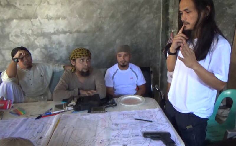Gambar dari sebuah video yang dirilis oleh tentara Filipina menunjukkan Isnilon Hapilon (duduk, tengah), dan pemimpin militan lainnya merencanakan serangan ke kota Marawi, Filipina selatan, di sebuah lokasi yang dirahasiakan, 18 Juni 2017.