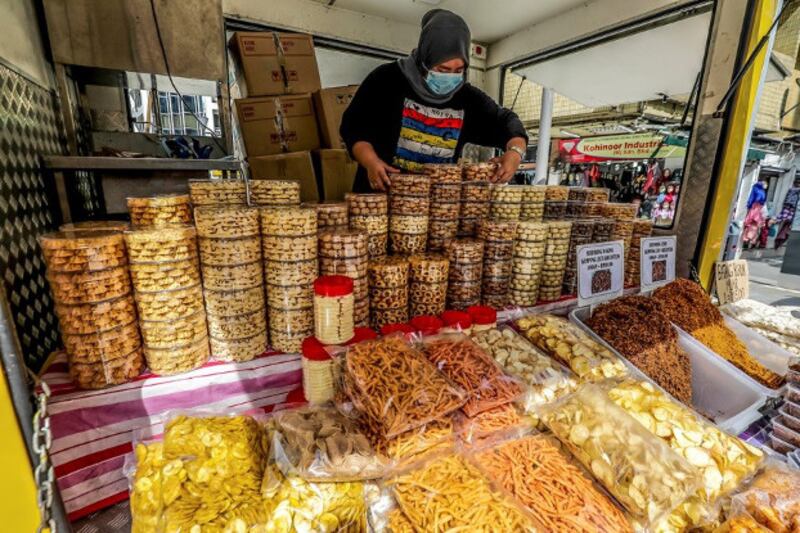 A seller arranges special cookies prepared for Eid al-Fitr along with chips for sale at her food truck in Kuala Lumpur, May 22, 2020. [S. Mahfuz/BenarNews] 