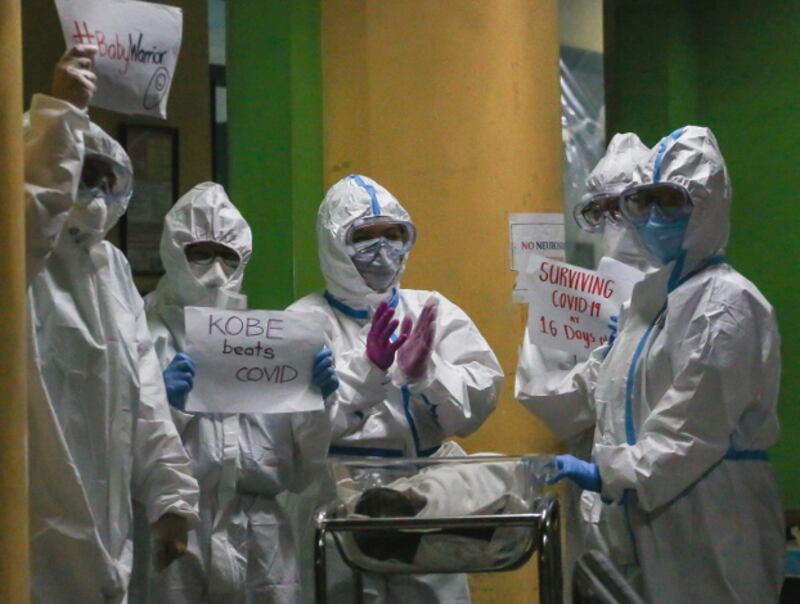 Children's National Hospital staff wearing full personal protective equipment applaud the release of a 16-day-old COVID-19 survivor, April 28, 2020. [Basilio Sepe/BenarNews]