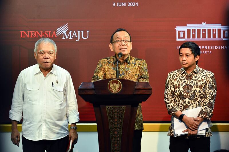 Keterangan Pers Menteri Sekretaris Negara Pratikno (tengah), Menteri Pekerjaan Umum dan Perumahan Rakyat (PUPR) Basuki Hadimuljono (kiri) dan Wamen ATR/BPN Raja Juli Antoni (kanan), di Kantor Presiden, Jakarta, 3 Juni 2024.