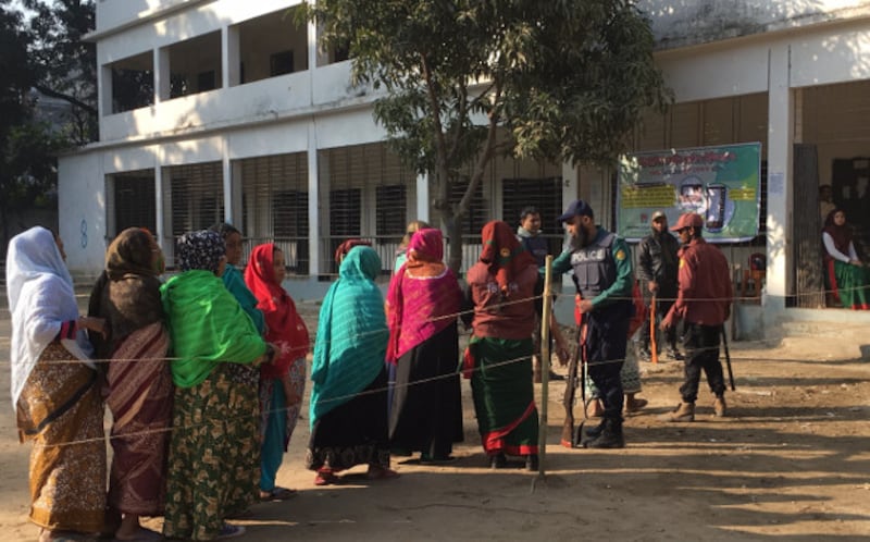 Bangladeshis line up to cast their votes outside a polling station in Dhaka, Dec. 30, 2018. [Megh Monir/BenarNews]