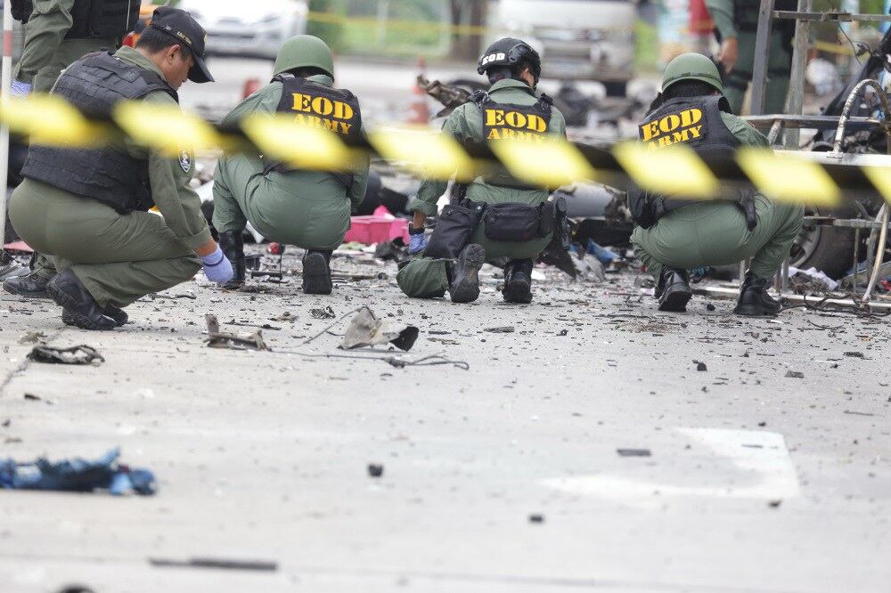 Penyiasat Thailand memeriksa lokasi pengeboman kereta di luar pasar raya Big C di bandar Patani di Selatan Thailand, 10 Mei 2017.