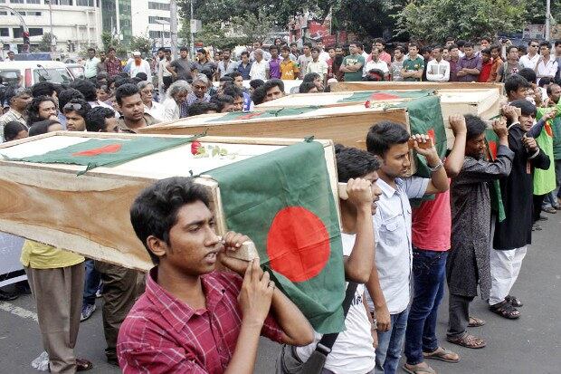 গণজাগরণ মঞ্চের প্রতিকী কফিন মিছিল বৃহস্পতিবার স্বরাষ্ট্র মন্ত্রীর কার্যালয়ের দিকে যাত্রা করে। ৫ নভেম্বর, ২০১৫