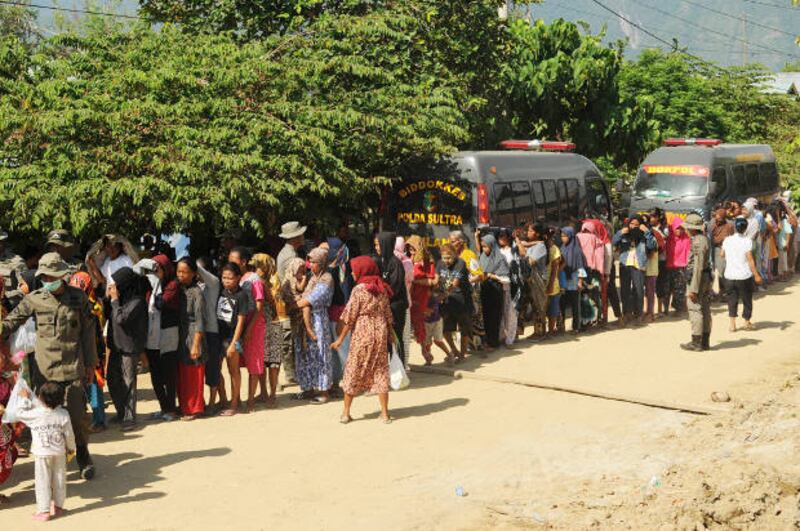 Warga mengantre bantuan di Desa Langaleso, Kabupaten Sigi, Sulawesi Tengah, 5 Oktober 2018. (Keisyah Aprilia/BeritaBenar)