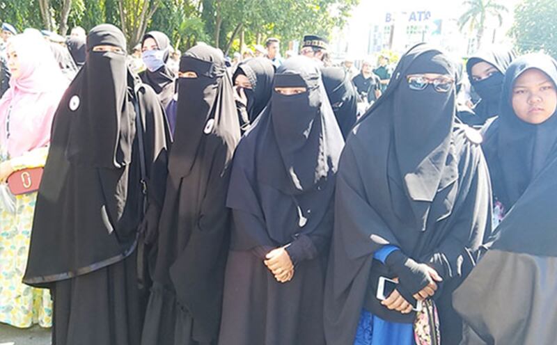 Sejumlah aktivis Komunitas Muslimah Bercadar ikut melakukan aksi unjuk rasa menolak Lesbian, Gay, Biseksual, Transgender (LGBT) di Banda Aceh, 2 Februari 2018. (Nurdin Hasan/BeritaBenar)
