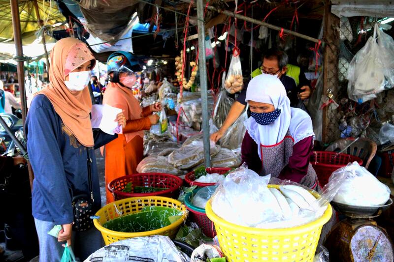 ประชาชนออกมาจับจ่ายซื้อหาอาหารที่ตลาดสด อ.เมือง จ.ยะลา เพื่อเตรียมละศีลอดในช่วงตะวันตกดิน วันที่ 24 เมษายน 2563 (เบนาร์นิวส์) 